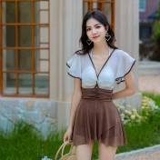 LFWN121100119 時尚拼色泳衣女2025新款連體裙式遮肚顯瘦平角保守海邊度假泳裝