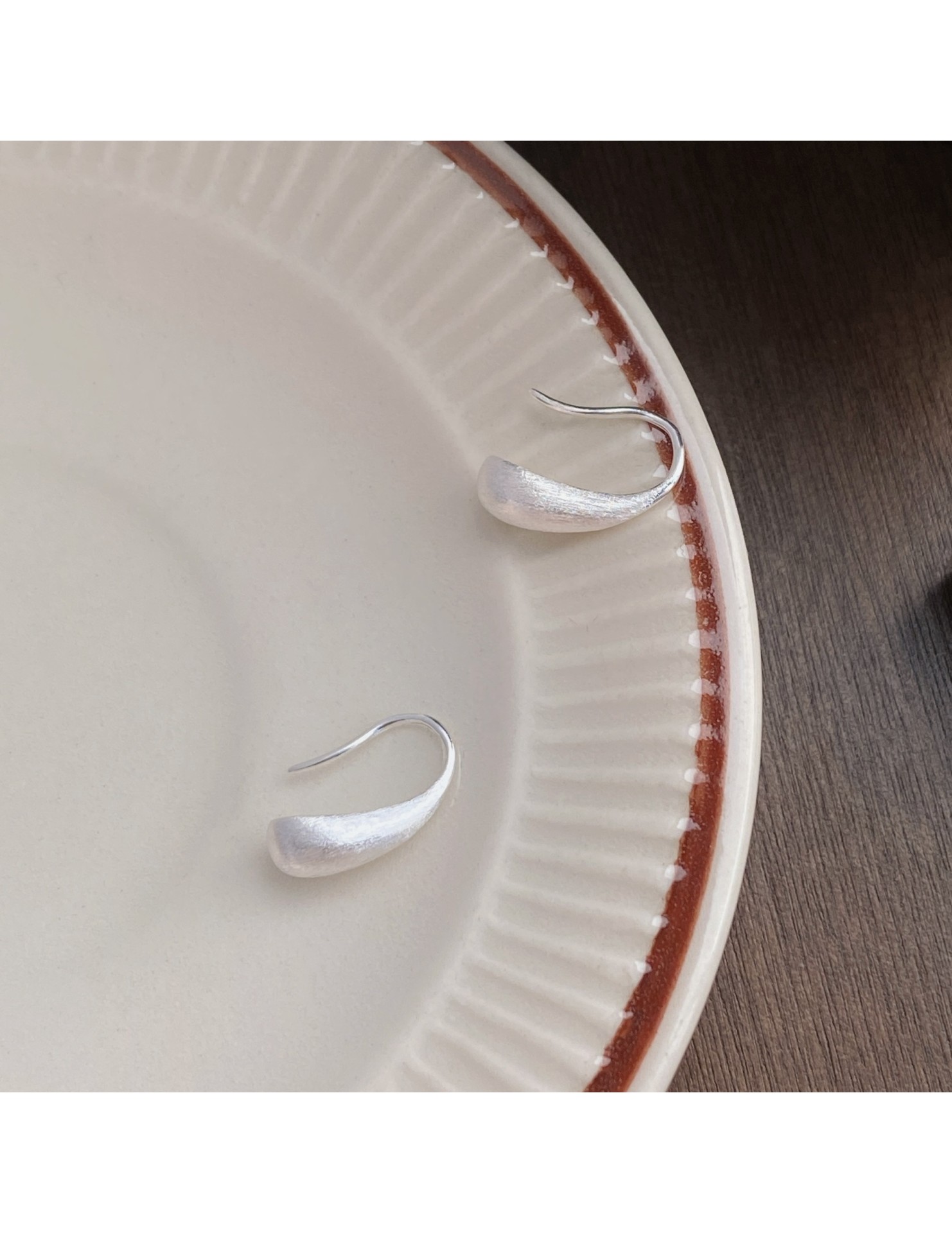 SATN122E100050 S999足銀簡約拉絲水滴耳環女法式輕奢氣質高級感耳鉤百搭通勤耳飾