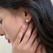 SATN122E100106 S925純銀小眾設計幻彩月光石耳環女高級感冷淡風耳圈簡約時尚耳扣