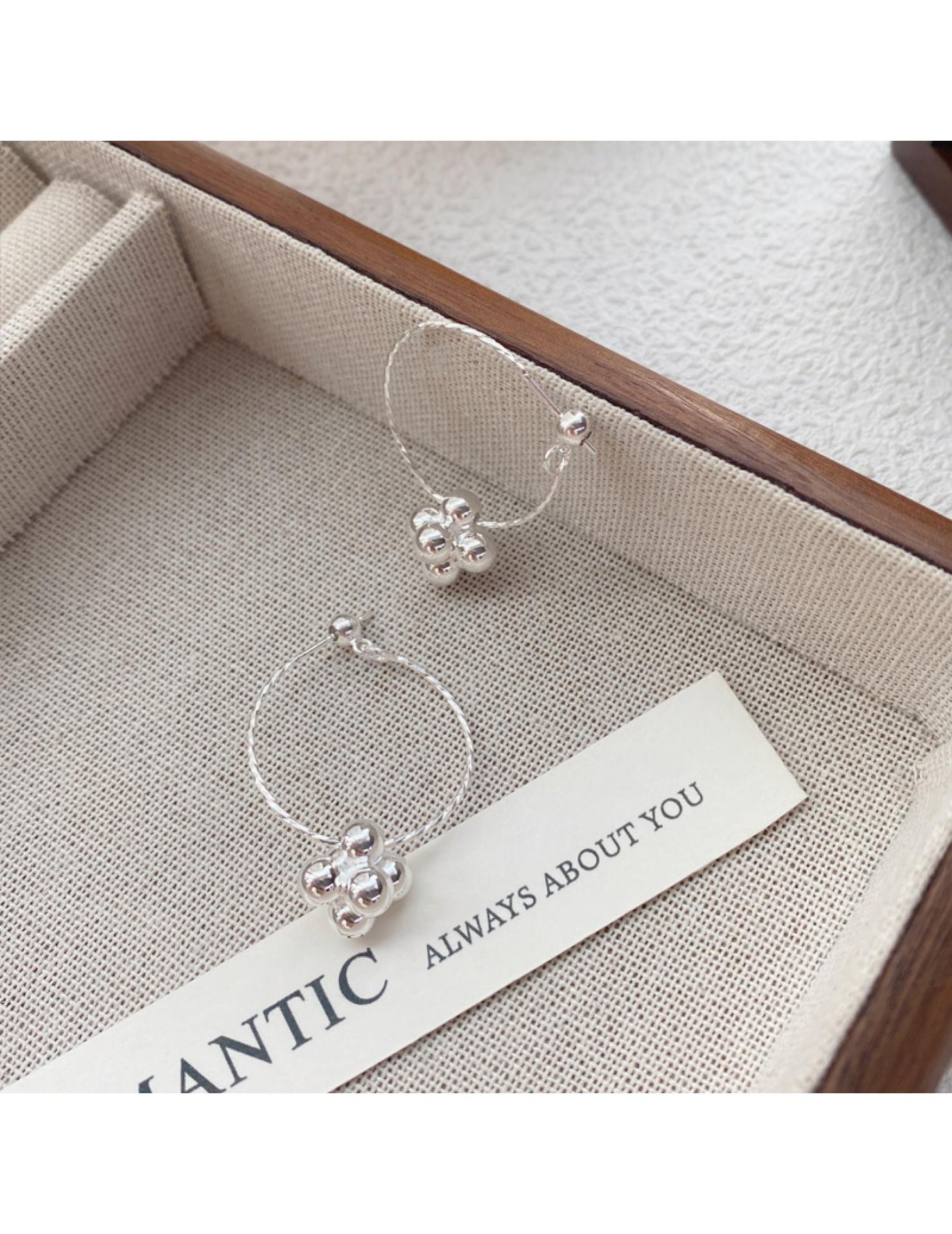 SATN122E100113 S925純銀簡約韓版小眾設計車花閃光珠珠耳環女通勤百搭耳圈耳飾