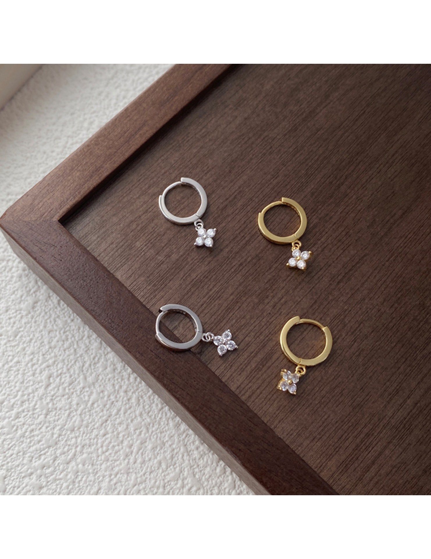 SATN122E100130 S925純銀甜美花卉耳環女簡約韓版小巧鑲鉆四葉花耳扣高級感耳飾品