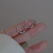 SATN122E100333 S925純銀麻花耳扣女簡約氣質莫比烏斯耳環輕奢小眾設計感圓圈耳圈