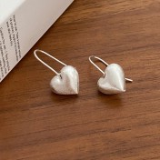 SATN122E100334 S925純銀新款立體大愛心拉絲耳環女磨砂桃心形耳鉤甜美簡約耳飾品