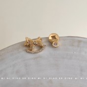 HELN124100025 馬上有錢！微鑲鋯石不對稱AB款925銀針鍍14K輕奢風耳釘女