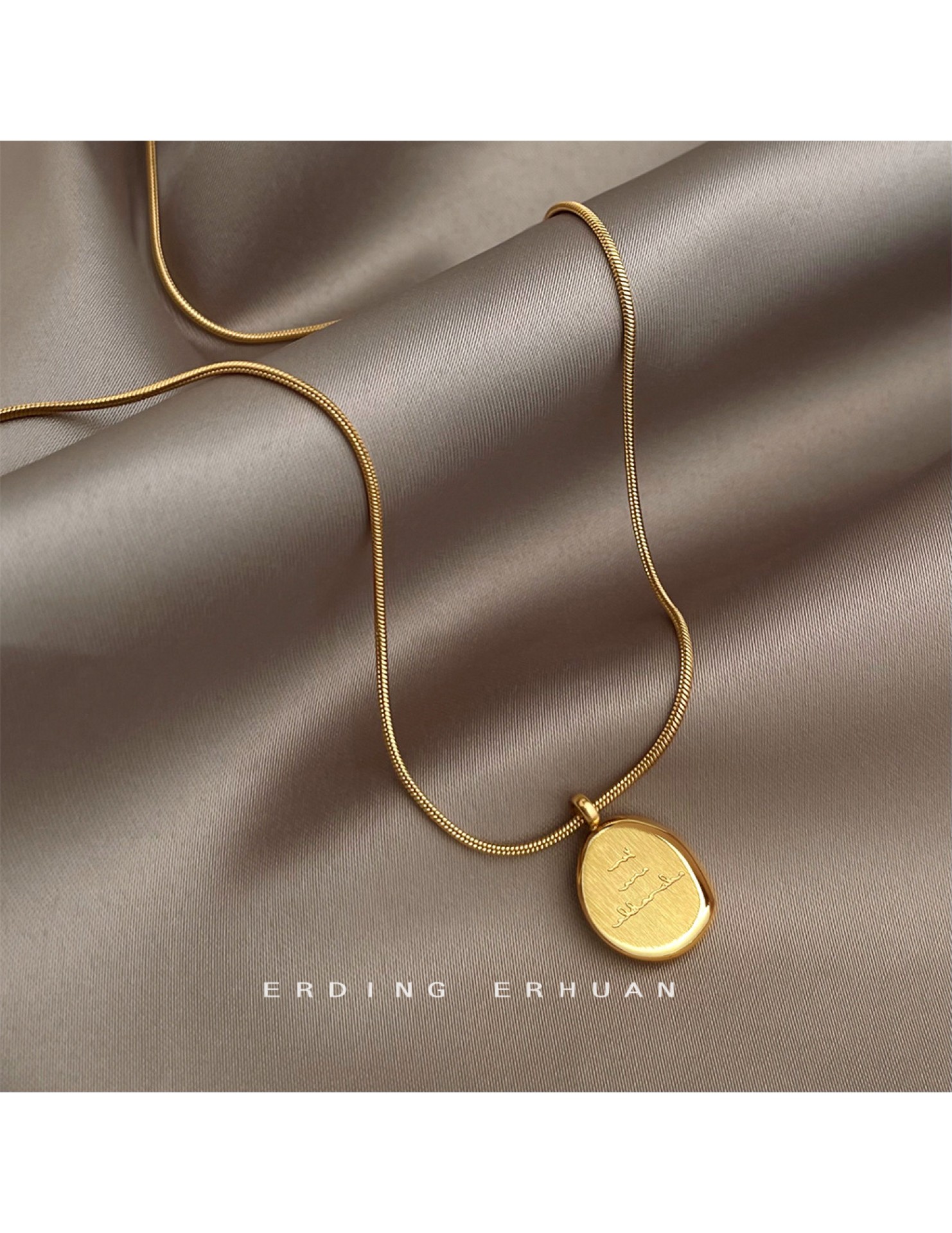 HELN124100093 304不銹鋼鍍18K真金高保色時尚通勤簡約高品質鎖骨鏈字母項鏈