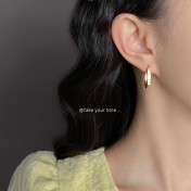 HELN124100302 高級感~橢圓滴油碎貝殼耳扣女 日韓簡約白色清新百搭耳環