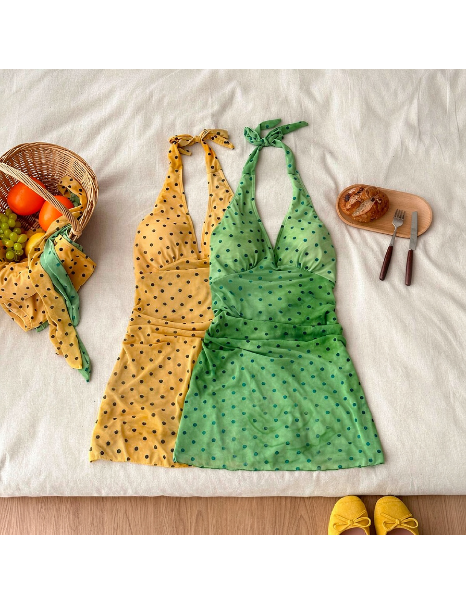 HSPN649100001金橘青檸薄荷綠金橘黃波點掛脖V領度假泳衣拍照 