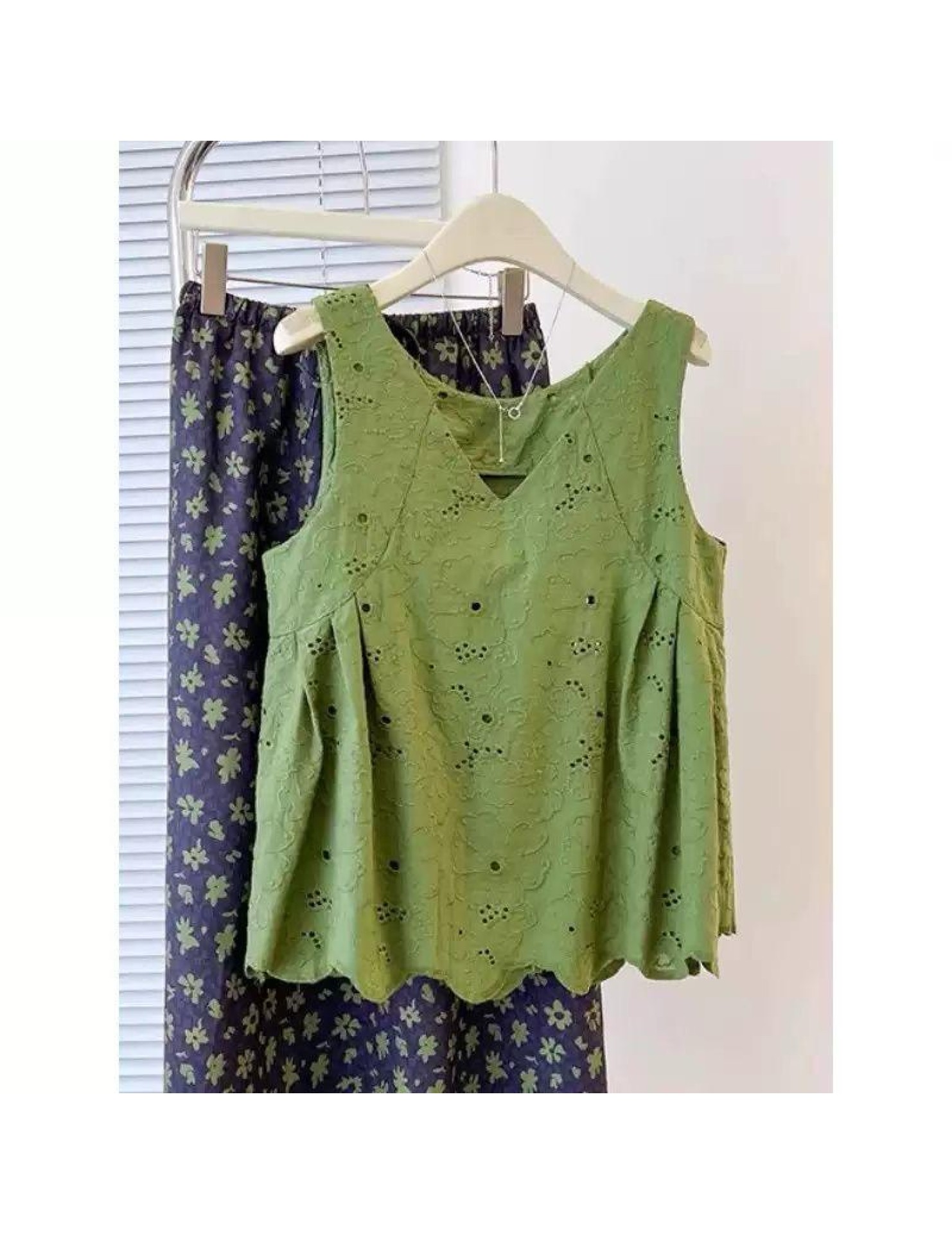 FCSE6424011 2026夏季小清新綠色V領鏤空吊帶背心碎花半身裙兩件套女顯瘦穿搭