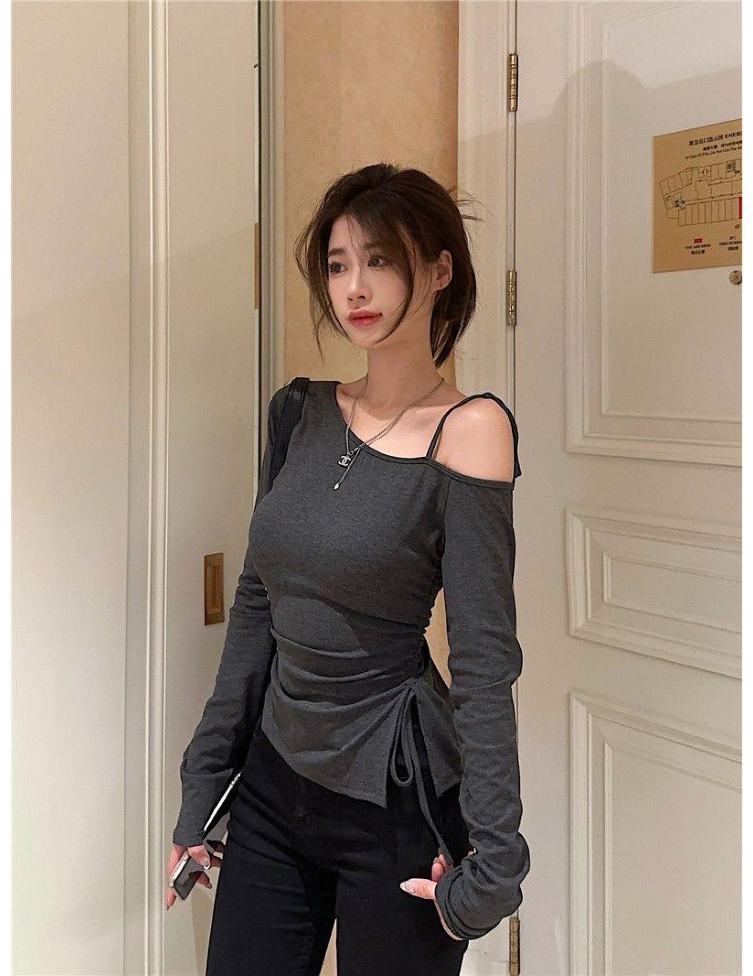 FCSE6509002 別緻繫帶露肩長袖T卹女春季2026新款純欲辣妹抽繩短版不規則上衣