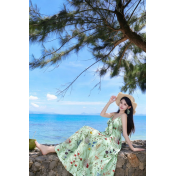 FCSE61013001 Fresh and sweet V-neck bow-tie suspender dress with floral print.