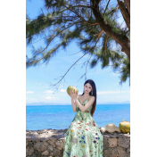 FCSE61013001 Fresh and sweet V-neck bow-tie suspender dress with floral print.